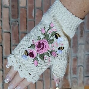FLORAL BEE FINGERLESS GLOVES